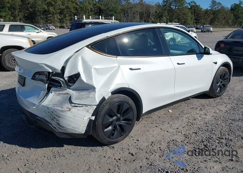 2024 Tesla Model Y Long Range Dual Motor All-Wheel Drive/Rwd z USA, uszkodzony, nr VIN 7SAYGDED6RA325431